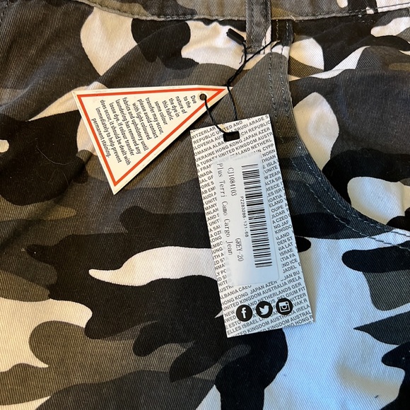 CAMO CARGO JEANS NWT - Picture 5 of 6